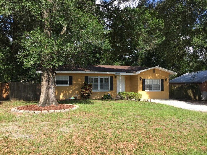 Primary Photo - Huge Yard!
