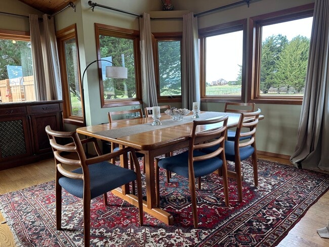 Foto del edificio - Lovely, furnished home with mountain views...