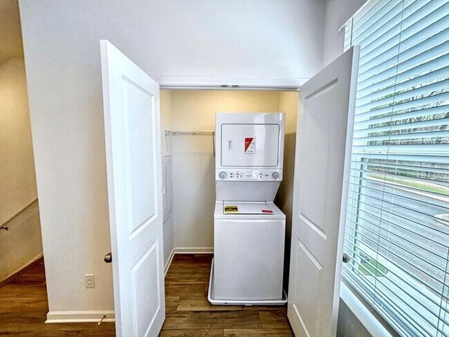 Building Photo - Beautiful 3-Bedroom Modern Mountain-View T...
