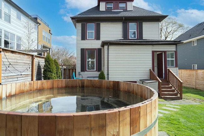 Building Photo - 1914 E Jefferson St