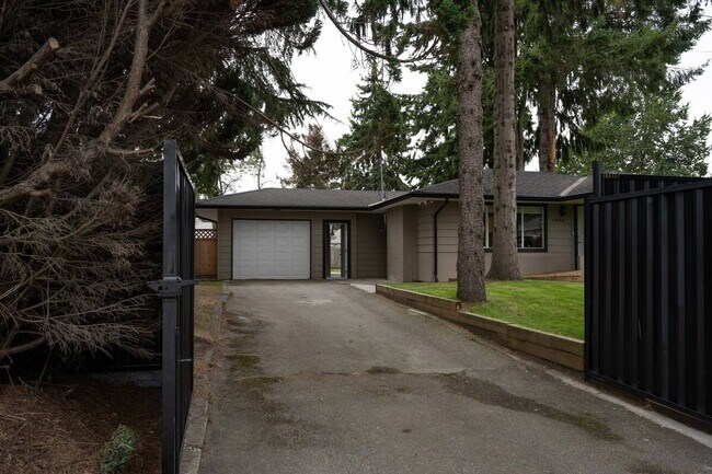 Allée - 11940 96 Av