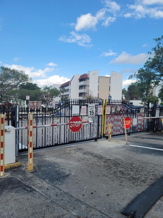 Foto del edificio - 3571 Inverrary Dr