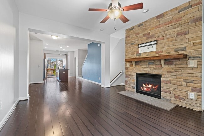 Foto del edificio - Two Story Townhome with Lower Level Minutes Away from RDU Airport!