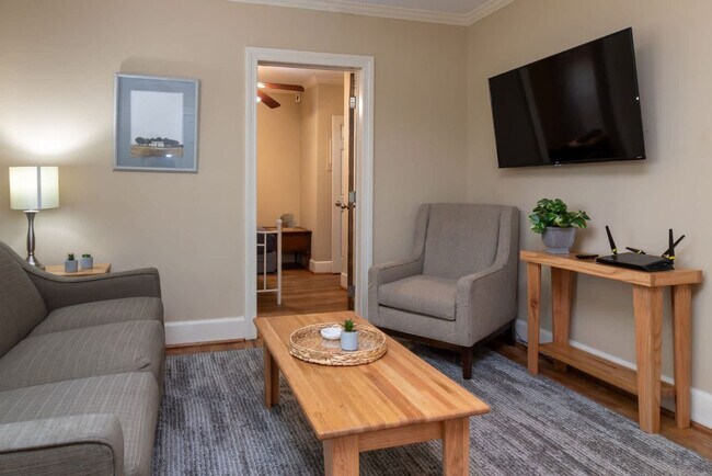 Building Photo - 1416 S Dixon Dr