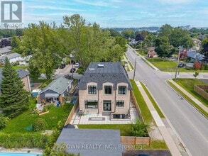 Building Photo - 736 Hillview Crescent