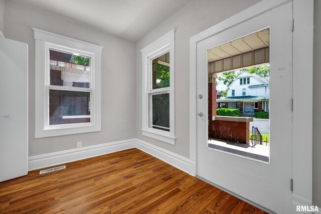 Building Photo - 1611 W Barker Ave