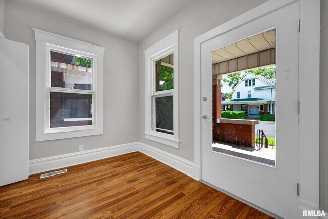 Foto del edificio - 1611 W Barker Ave