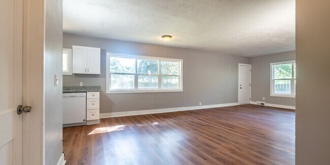 Building Photo - 2BD/1BA single family home won't be availa...