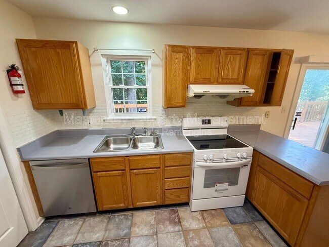 Building Photo - 327 St Thomas Dr
