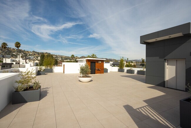 Foto del edificio - 547 N Sweetzer Ave