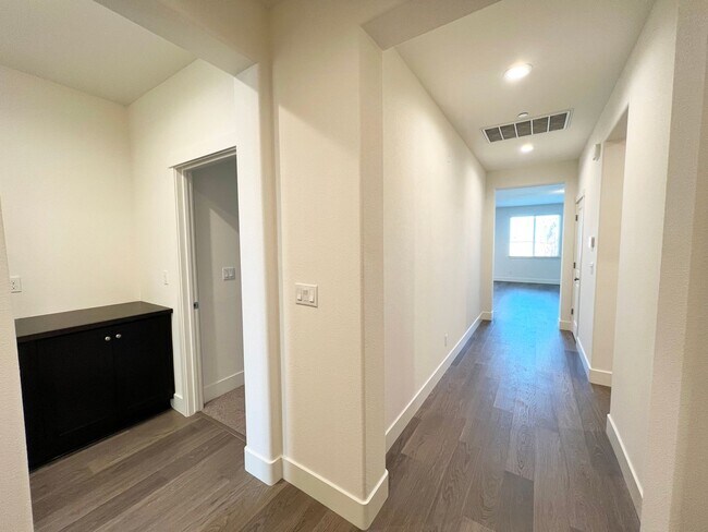 Foto del edificio - Well maintained 4-bedroom, 2-bathroom home...