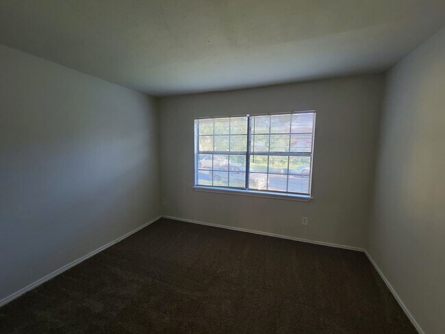 Foto del edificio - 2423/2425 Limestone Dr.