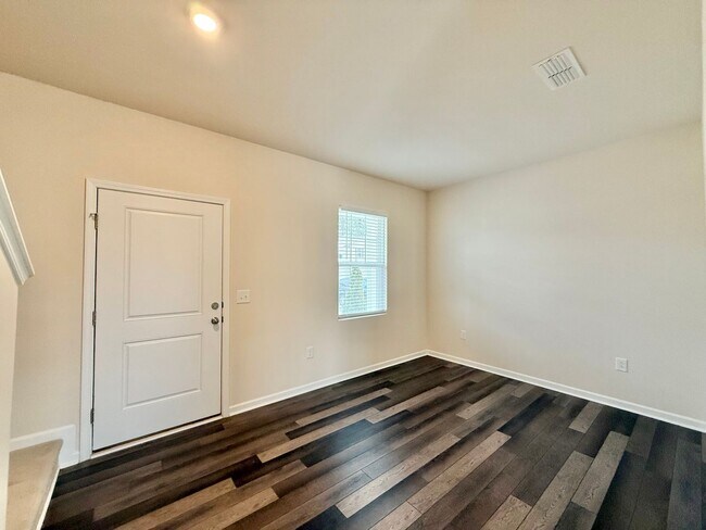 Foto del edificio - Stunning 3BD, 2.5BA Raleigh Home with a Fenced Yard in an HOA Community with Amenities