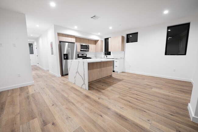 Kitchen - 1933 N Vista del Mar Ave