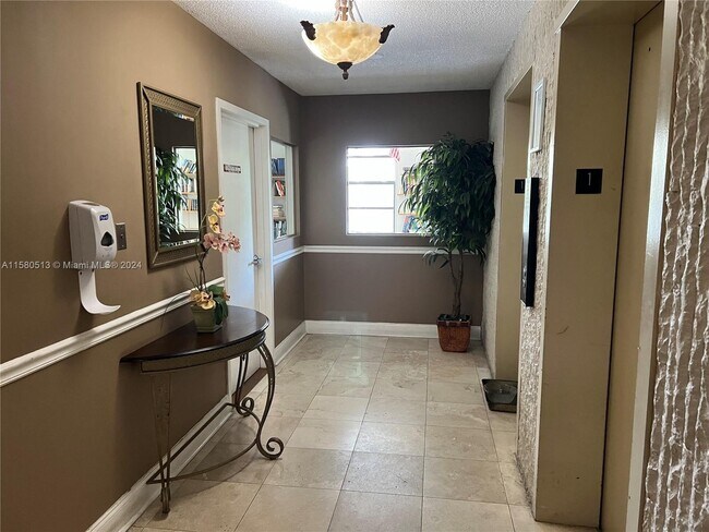Foto del edificio - 2500 Northeast 135th Terrace Apt #B506, No...