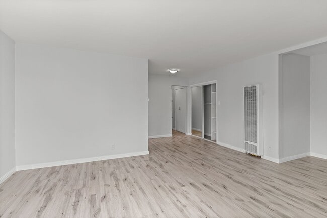 Building Photo - 935 N Washington Pl