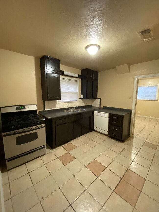 Building Photo - Single Family Home Available!