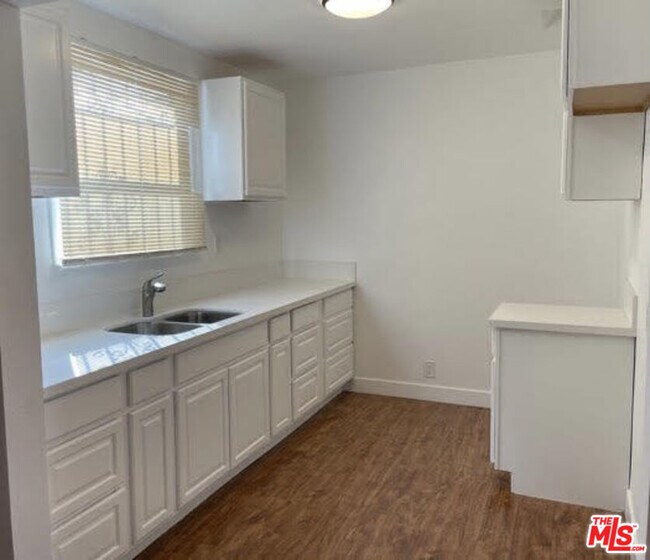 Building Photo - 3320 1/2 W 77th St