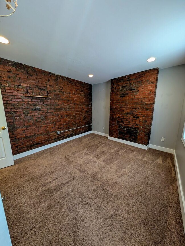 Building Photo - 138 S 24th St