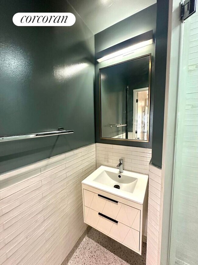 Foto del edificio - 324 W 47th St