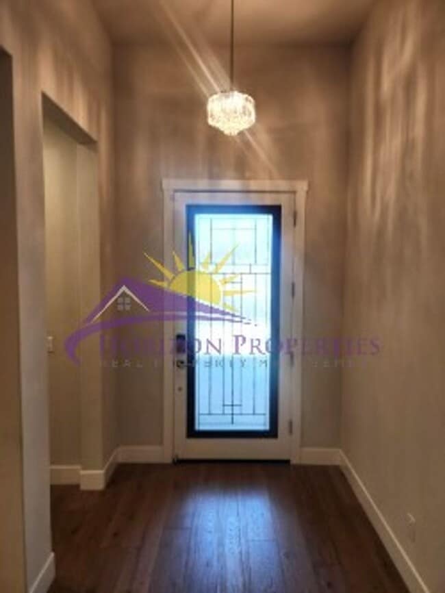 Building Photo - Immaculate Luxury 2 Bed 2.5 Bath 2,012sqft...