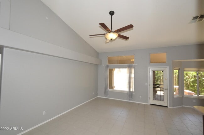Foto del edificio - 1322 E Briarwood Terrace