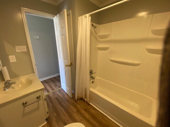 Building Photo - Strawberry Plains 37871 - 1 bedroom, 1 bath apartment, water included in rent - Call Linda Meese ...