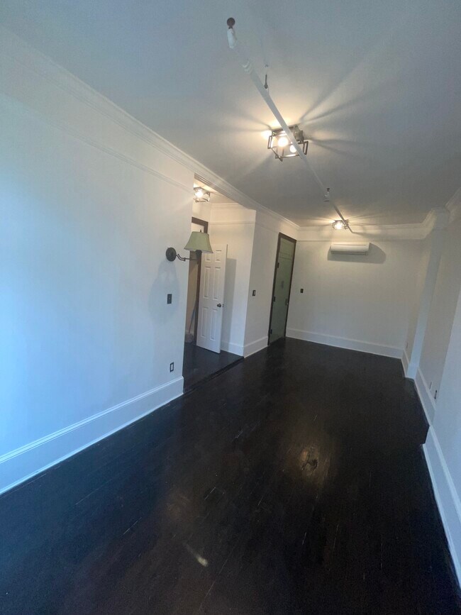 Building Photo - 2832 W 19th St