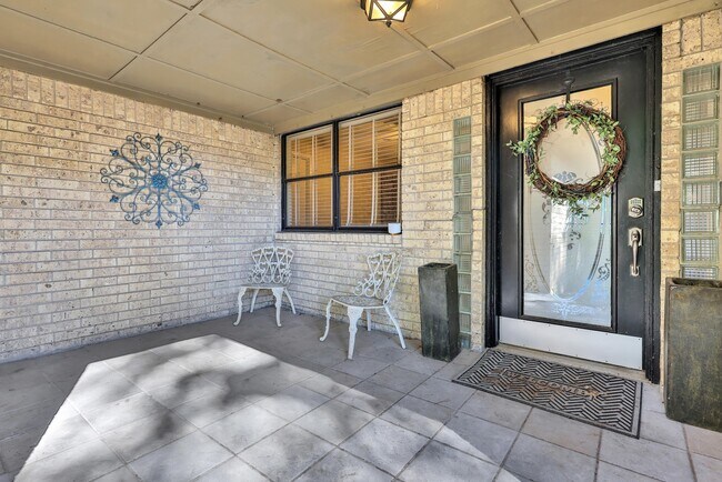 Foto del edificio - 148 S Oak Bluff St