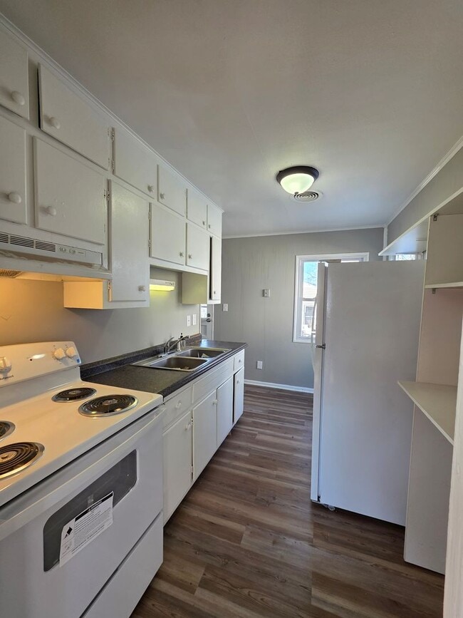 Building Photo - Charming 3-Bedroom Home – Modern, Clean & Carpet-Free!