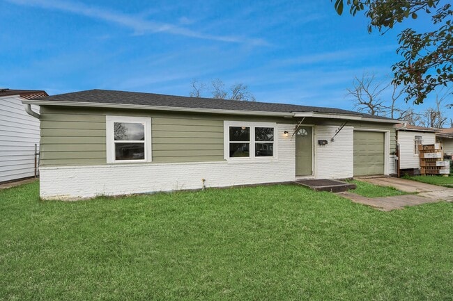 Building Photo - 10506 Sierra Dr
