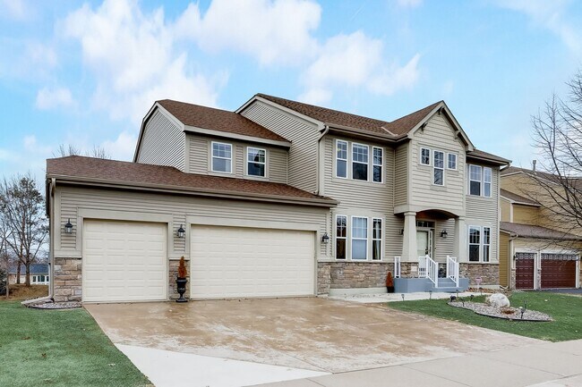 Foto del edificio - Grand 5 bed 4.5 bath Maple Grove Home w/ 3-Car Garage! Fully Furnished