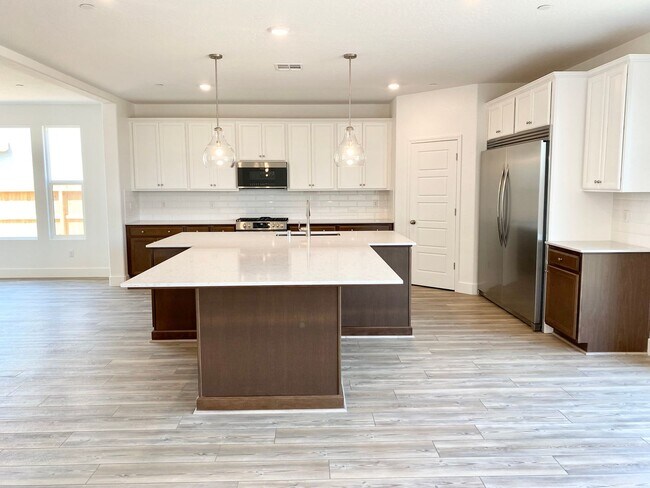 Foto del edificio - BRAND NEW Next-Gen 4 bed 3.5 bath Lennar with In-Law Suite