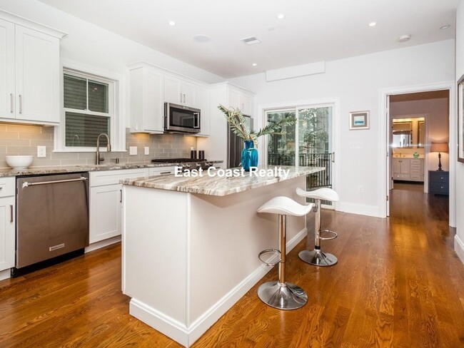 Building Photo - 36 Rossmore St