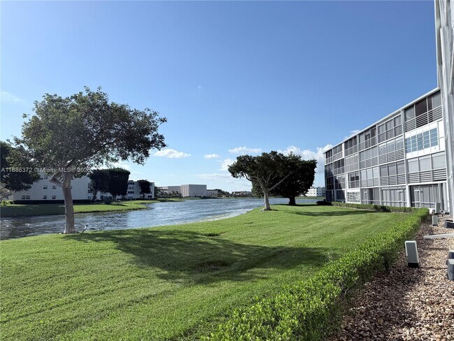 Building Photo - 1072 Cornwall D