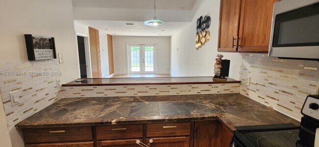 Building Photo - 7028 SW 38th Ct