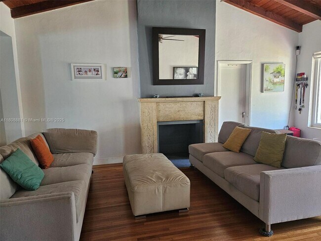 Foto del edificio - 820 NE 72nd Terrace