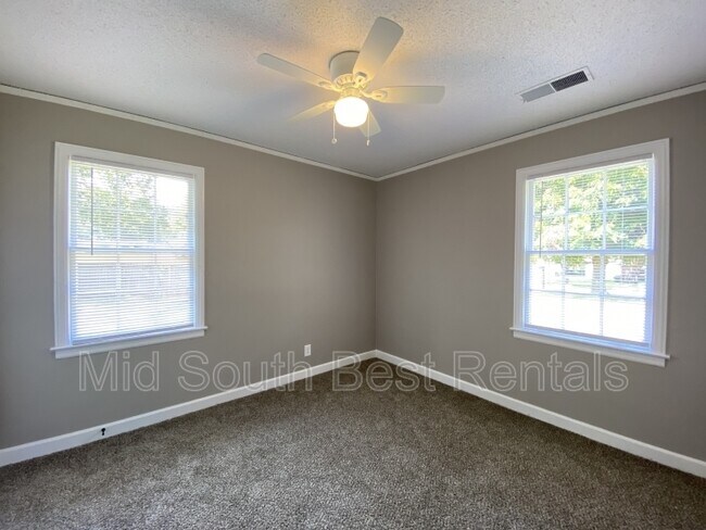 Building Photo - 1921 Brandon Cir