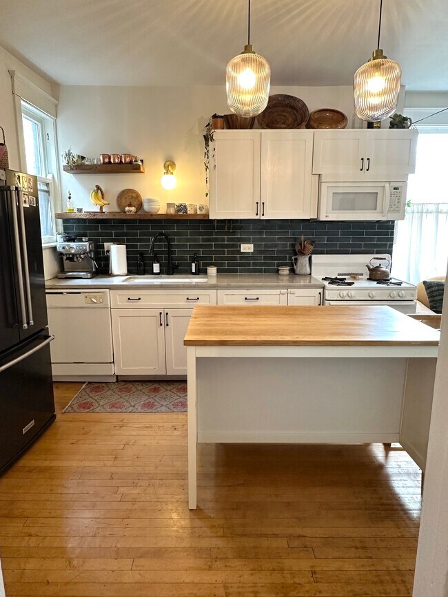 Foto del edificio - 2333 S Hoyne Ave