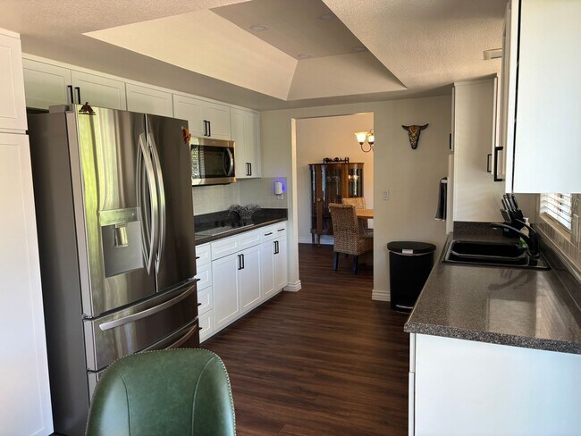Foto del edificio - Discover comfortable seasonal living in Mesa, AZ with this well-appointed furnished & updated 2-b...
