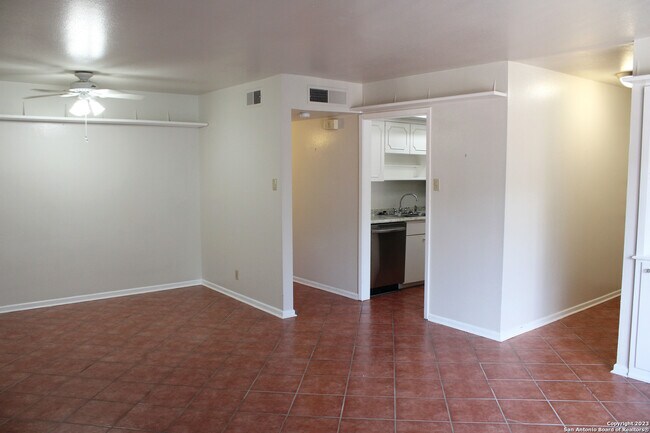 Foto del edificio - 8401 N New Braunfels Ave