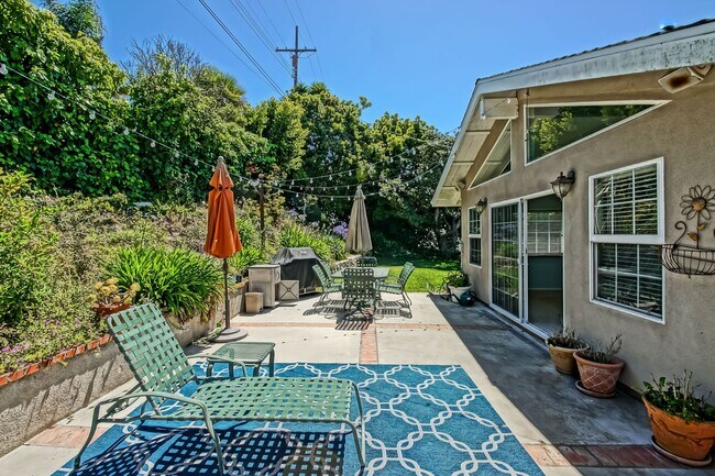 Building Photo - BEAUTIFUL, BRIGHT & SPACIOUS HILLTOP HOME ...