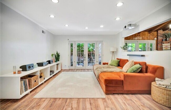 Foto del edificio - 6556 Greenbush Ave
