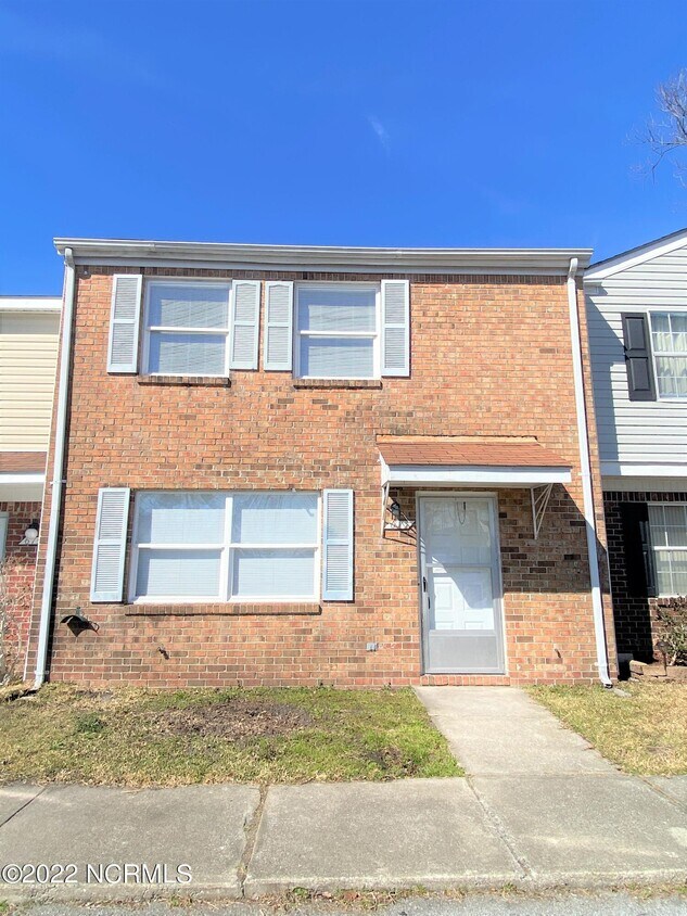 617 Myrtlewood Cir, Jacksonville, NC 28546 Townhome Rentals in