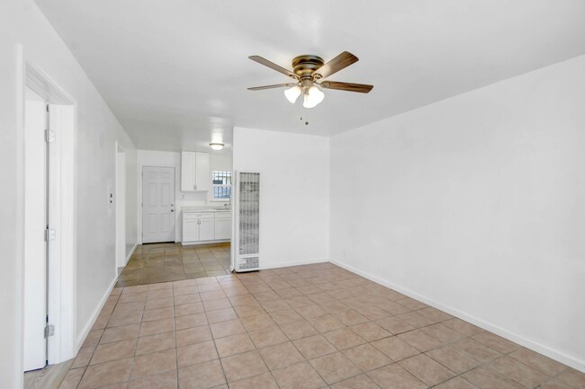 Building Photo - 754 W 11th St