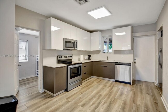 Building Photo - 6039 SW 38th St