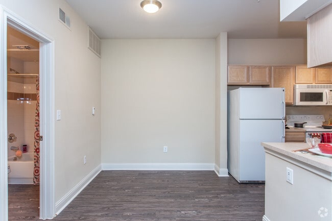 1 Br, Dining Room - Lakeshore Villas