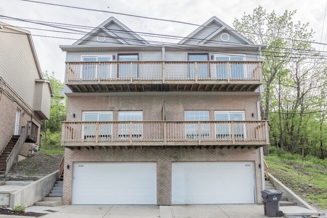 Building Photo - Spacious & Upgraded Luxury Home
