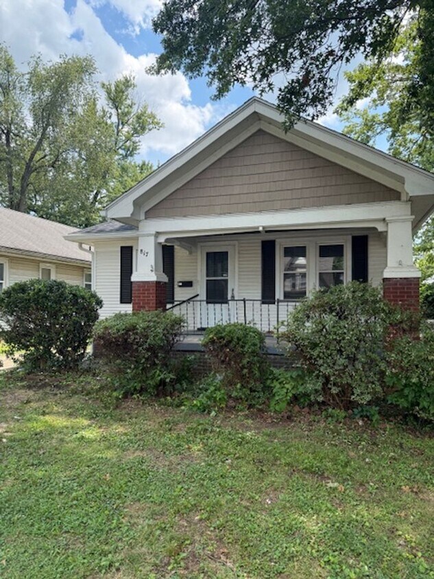 Primary Photo - 817 E Riverside Dr