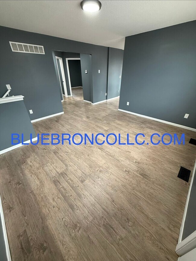 Foto del edificio - Beautiful unit with three bathrooms close to downtown Lee's Summit